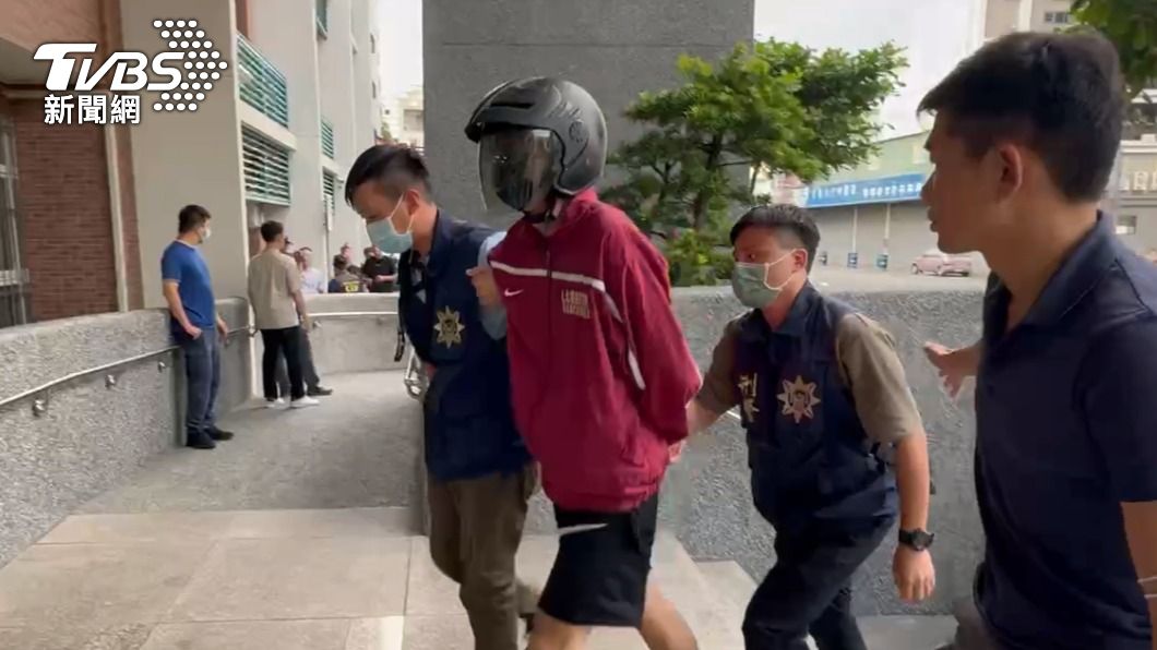 警方逮捕屏東刺青店縱火犯。（圖／TVBS）