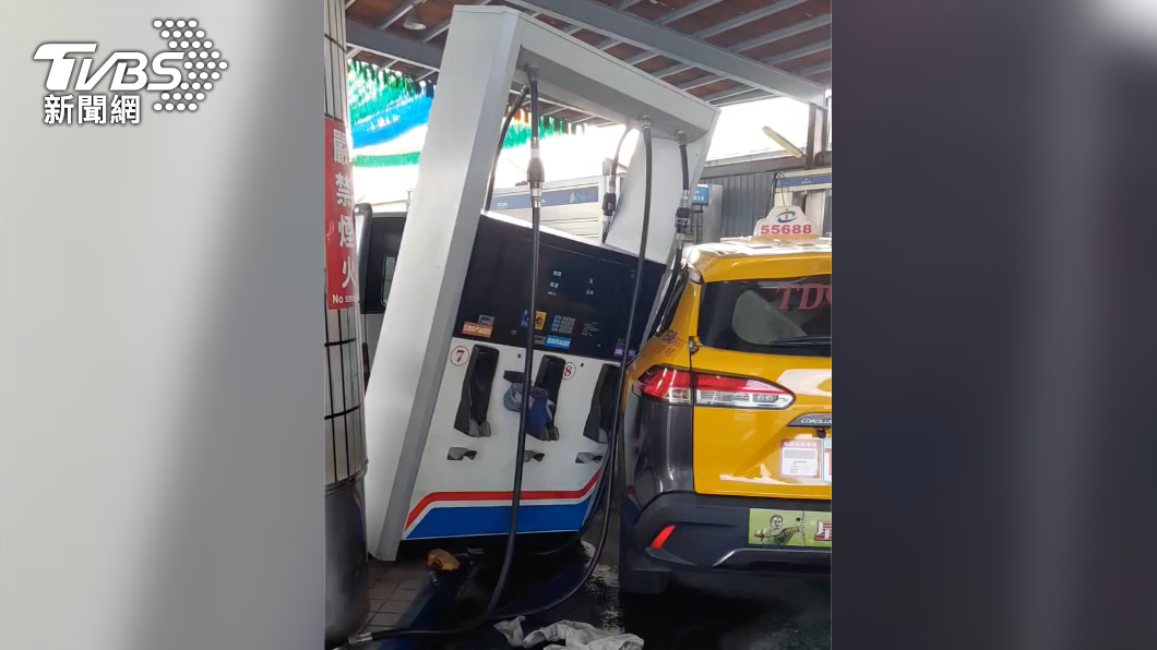 加油機被撞倒後壓在計程車上。（圖／TVBS）