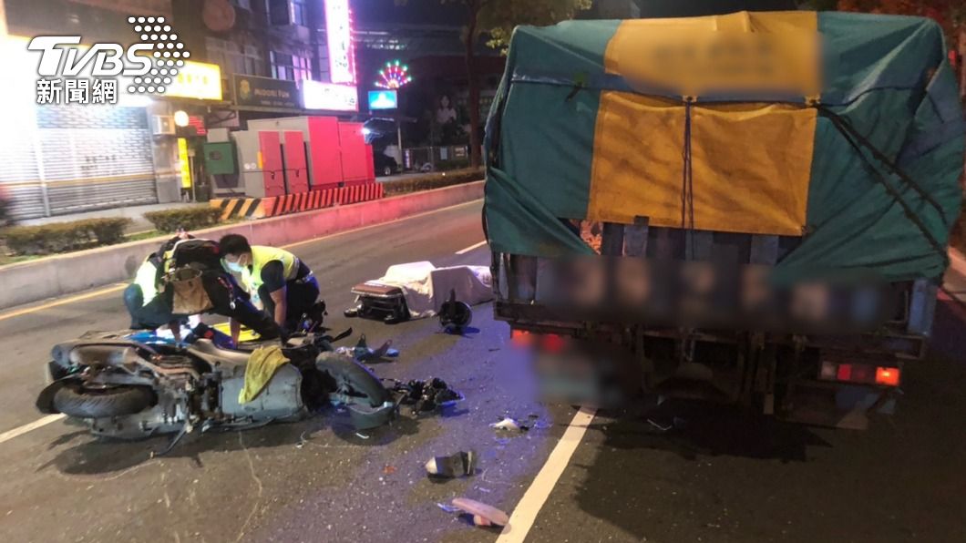 女外送員追撞小貨車後倒地重傷，警消到場搶救。（圖／TVBS）