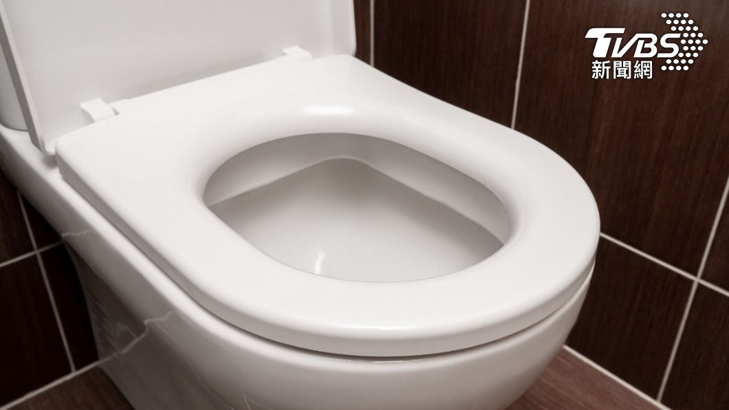 使用公共廁所不少人會因衛生，特別在「馬桶坐墊上」鋪一層衛生紙或坐墊紙，但此舉恐怕越墊越髒。（示意圖／shutterstock達志影像） 