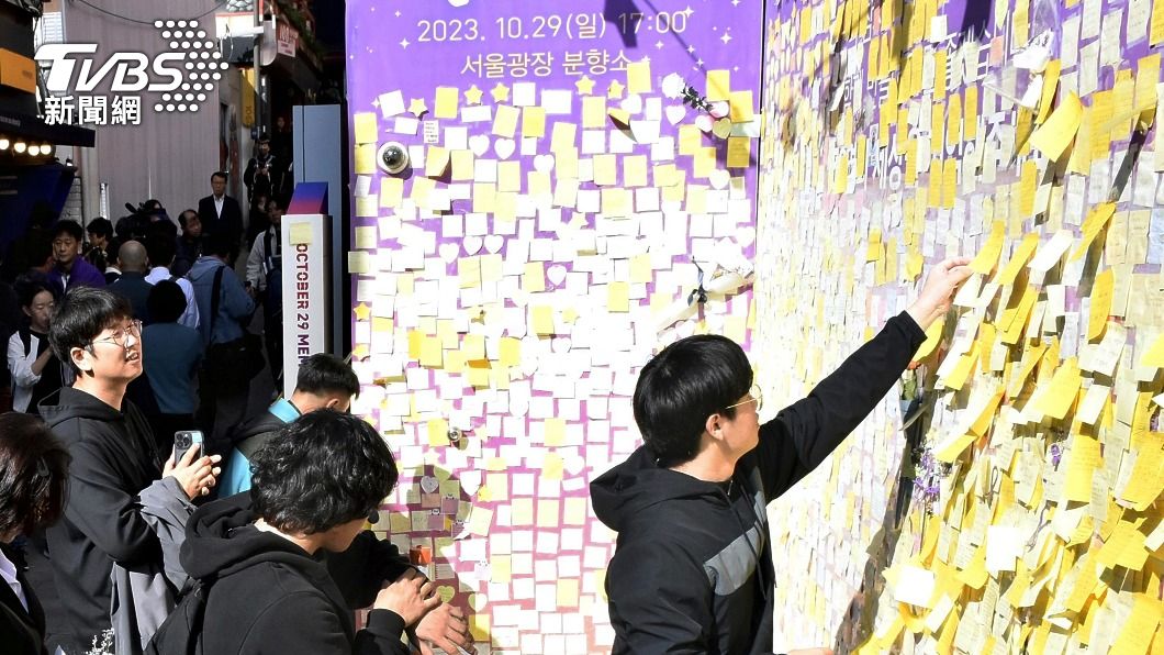 首爾黎泰院踩踏悲劇一週年後，民眾回到原地追悼亡者。（圖／達志影像美聯社）