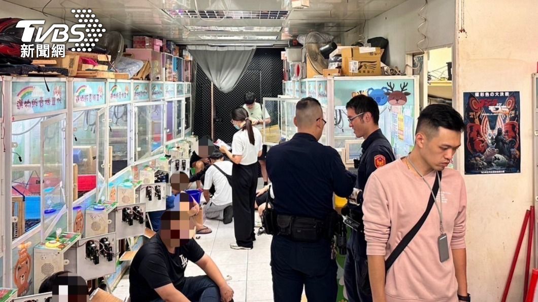 警方突襲選物店，當場逮捕多名賭客。（圖／TVBS）
