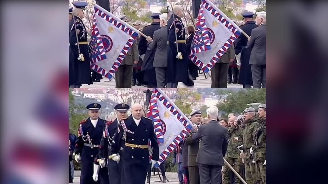 捷克總統帕維爾（Petr Pavel）不慎敲掉衛兵帽。（翻攝自《每日郵報》）