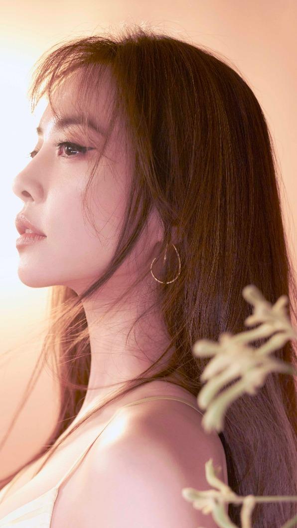 蔡依林寫歌前仔細讀本,傳達出對愛的渴望。(圖/華納音樂提供)