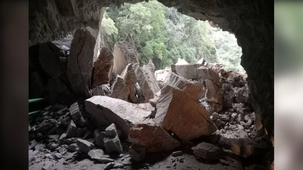 太魯閣國家公園巨石坍塌堵住隧道口。（圖／翻攝自太魯閣國家公園臉書）