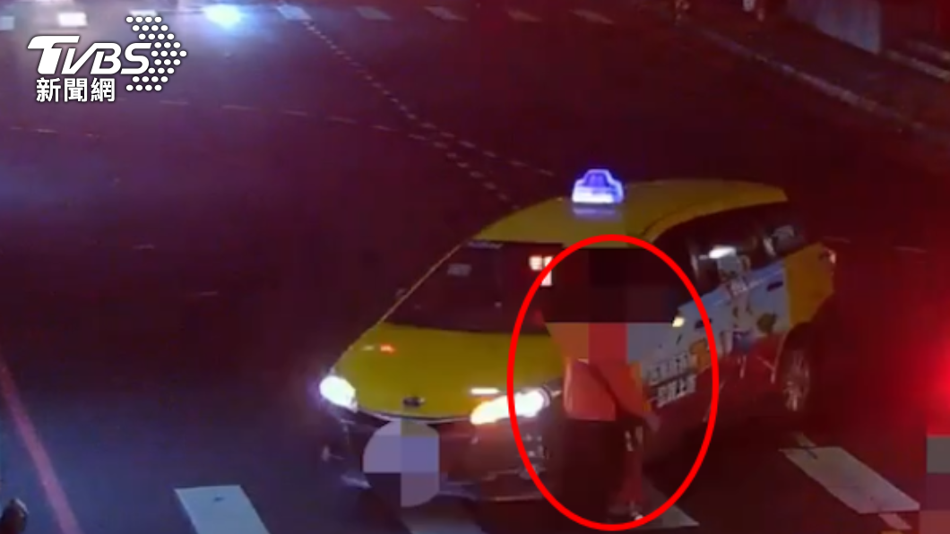 計程車轉彎未禮讓行人，撞擊導致受傷。（圖／TVBS）