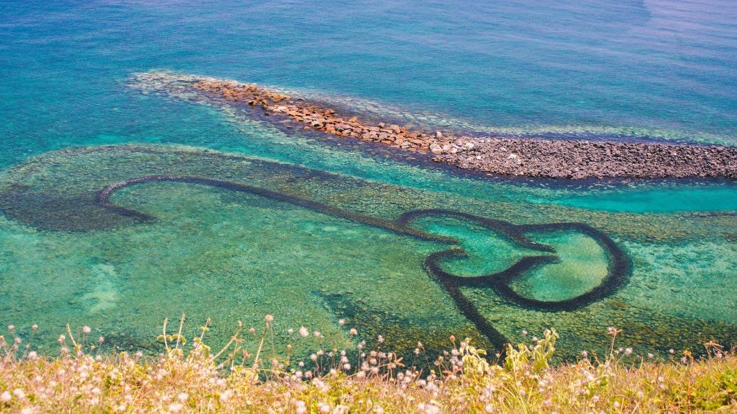 澎湖石滬群被譽為世界遺產觀光資源。（圖／澎湖國家風景區管理處臉書）