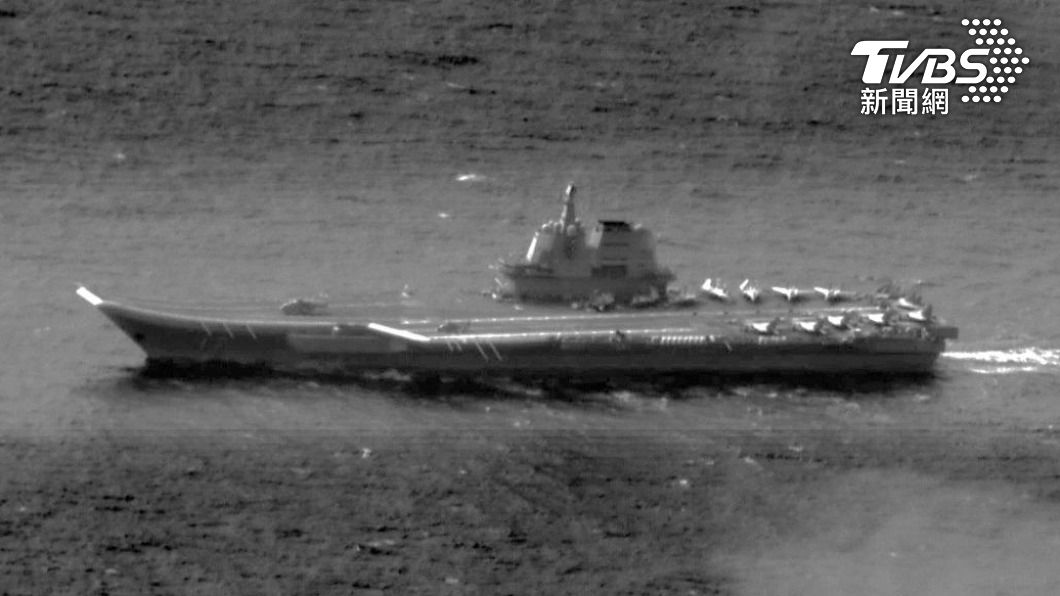 中共「山東號」航空母艦編隊群10月26日穿越巴士海峽進入西太平洋，國防部當時披露山東艦黑白航拍照片，證明監控能量。（圖／國防部提供）