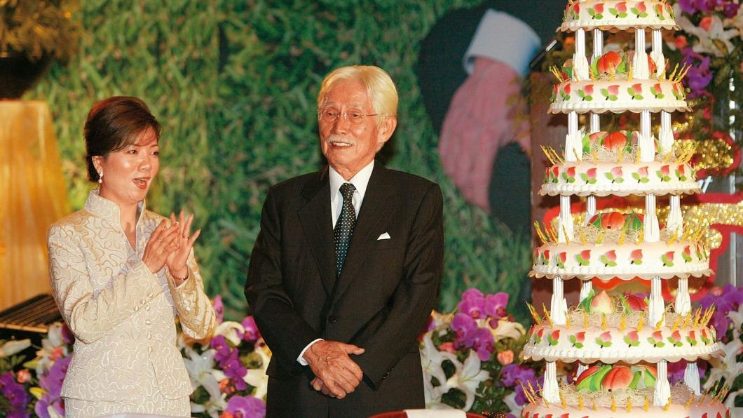 辜寬敏與妻子王美琇，於1995年結婚。圖為2006年，辜寬敏在晶華酒店舉行80壽宴。（圖／中央社）