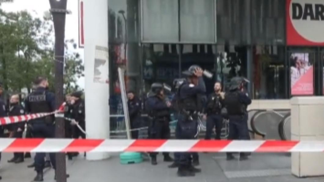 法國驚傳有女子在街頭大喊「真主至上」遭到警方開槍擊傷的事件。（圖／翻攝自Ｘ＠DaveAtherton20）