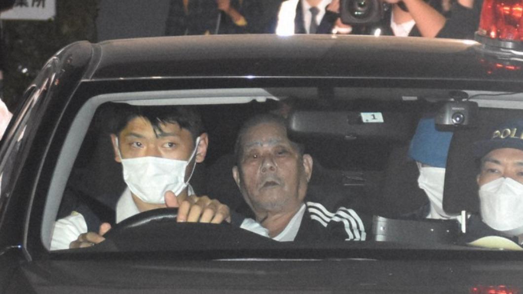 日本警方攻堅成功逮捕到86歲的嫌犯鈴木常雄(中)。（圖／翻攝每日新聞）