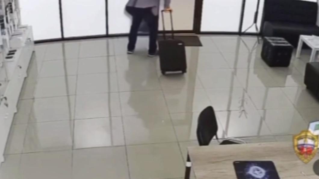該名男子拿著袋子與行李箱偷走了53支iPhone。（圖／翻攝自kringe_video）
