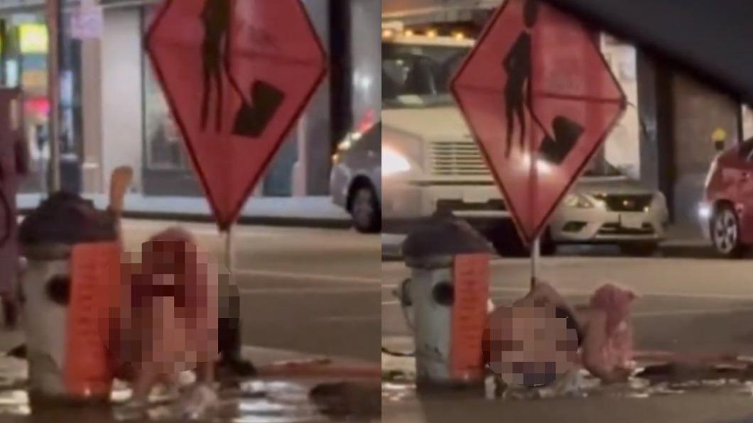 女子在街道上洗澡。（圖 / 翻攝自X）