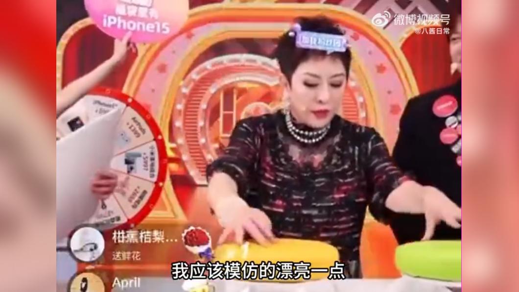 向太認為醒醒模仿自己應該再打扮漂亮一點。（圖／翻攝自八醬日常微博）