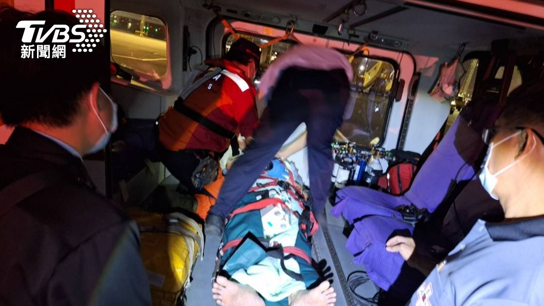 航空救護員遭到收容人不明原因攻擊。（圖／TVBS）