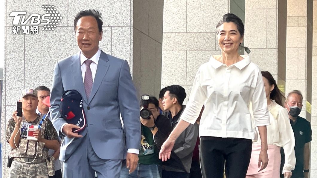 Terry Gou, Lai Pei-hsia submit petition for presidential candidacy (TVBS News) Terry Gou submits petition for 2024 presidential bid