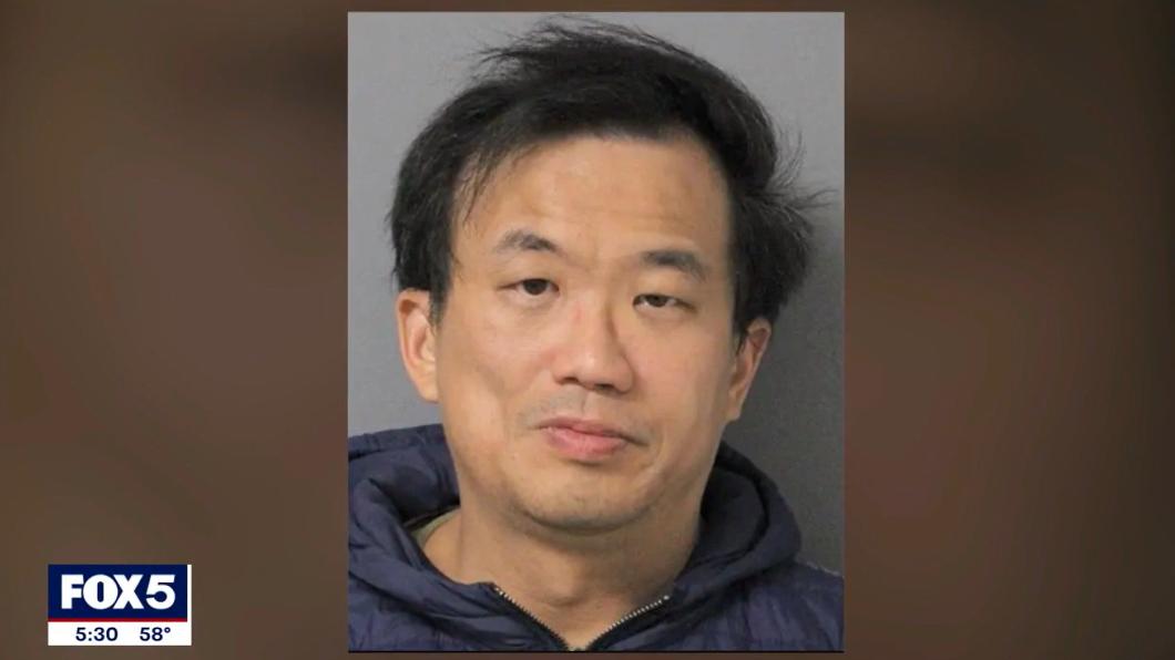 紐約溫姓華裔男子在萬聖節晚間，拔槍對6歲男童怒吼，讓他被起訴。（圖／翻攝自Fox 5 New York新聞影片）