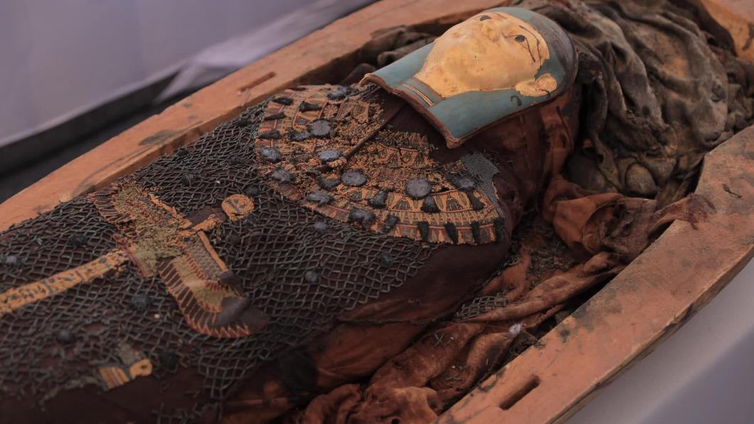 埃及中部明亞省（Minya）一處古墓挖出上百件文物。（圖／翻攝自@وزارة السياحة والآثار　Facebook）