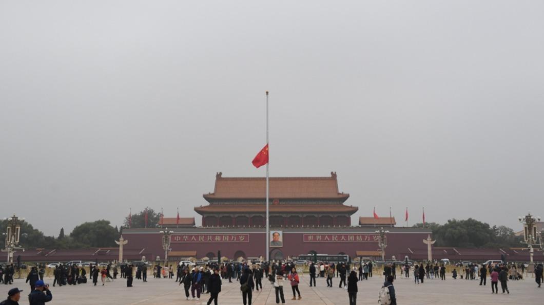 北京天安門降半旗哀悼李克強。（圖／翻攝自新華社）