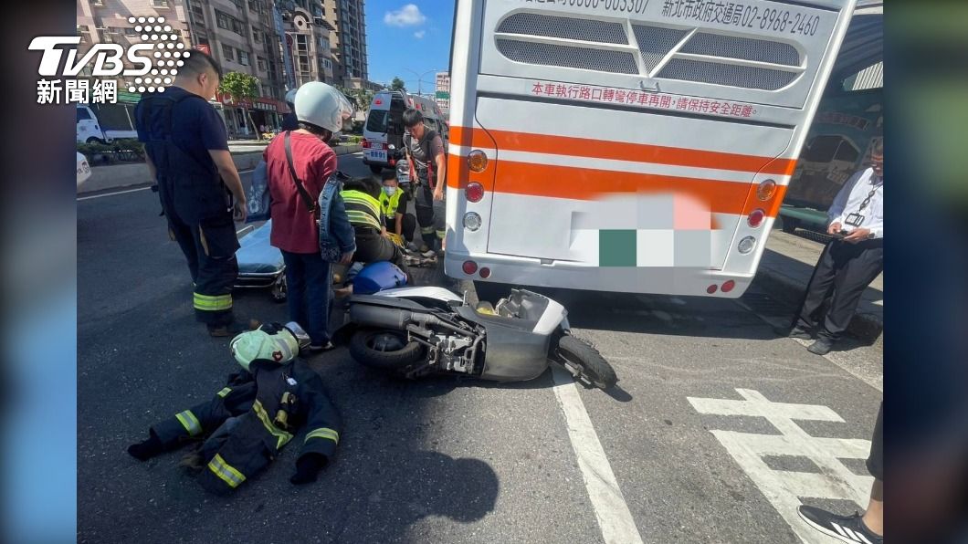 機車騎士撞上公車後受困車底，警消到場搶救。（圖／TVBS）