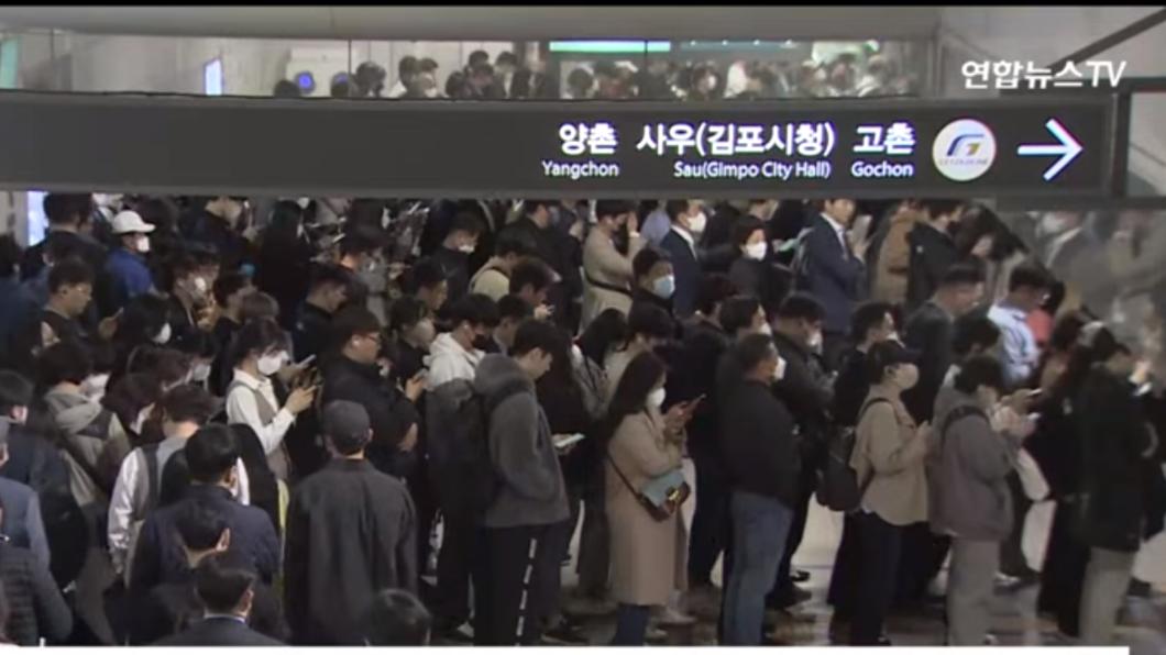 首爾地鐵在尖峰時段人潮驚人。（圖／翻攝韓聯社YonhapnewsTV）