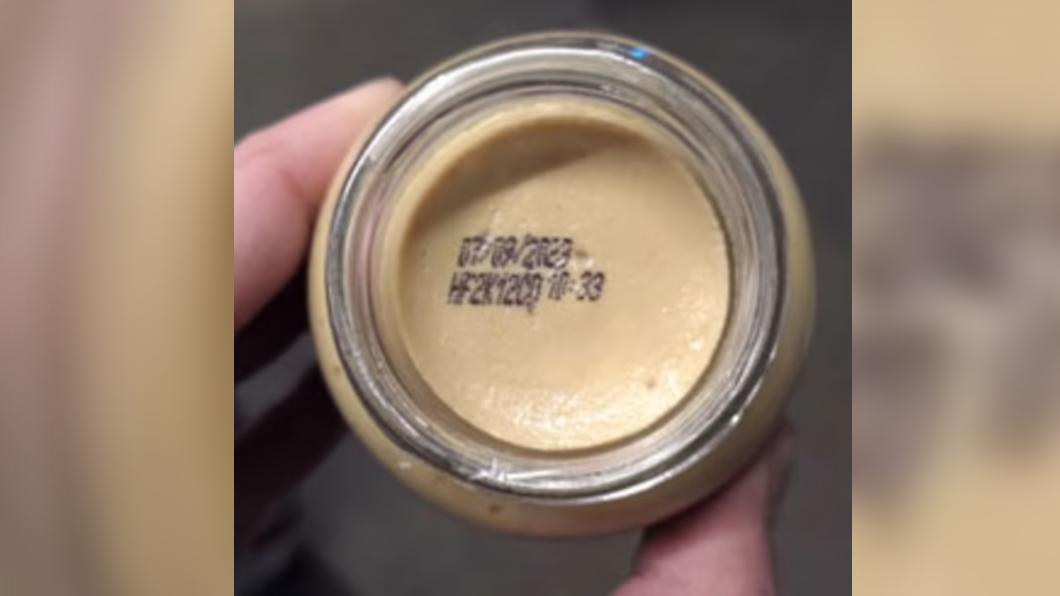 有一位網友打開醬料罐，結果發現有效日期被印在醬料上。（圖／翻攝自boredpanda網站）