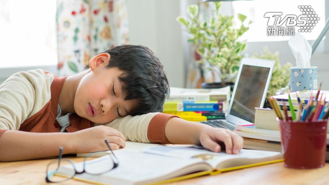 在求學階段，學校都有規定時間供學生午睡。（示意圖，非當事人／shutterstock達志影像）