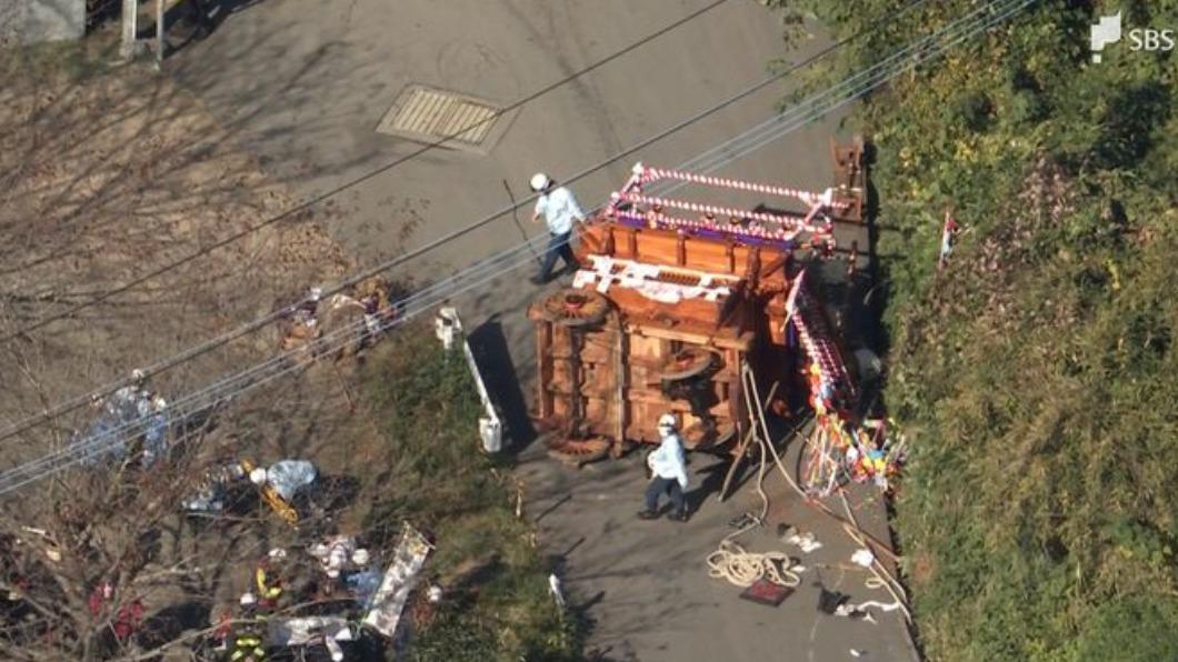 靜岡縣伊豆之國市神社祭典的山車意外翻覆，導致1人死亡。（圖／翻攝自TBS NEWS DIG）