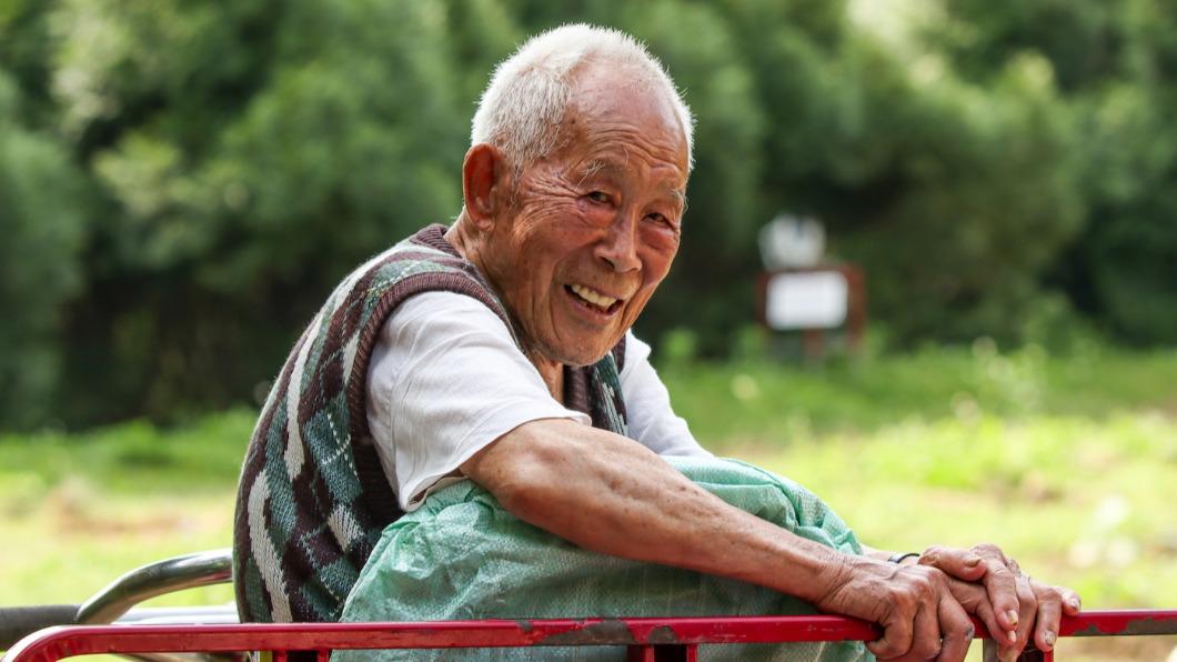 《花若盛開》從98歲的郭火炎身上看見客家族群與山林共生的智慧。（圖／春雷創意提供）