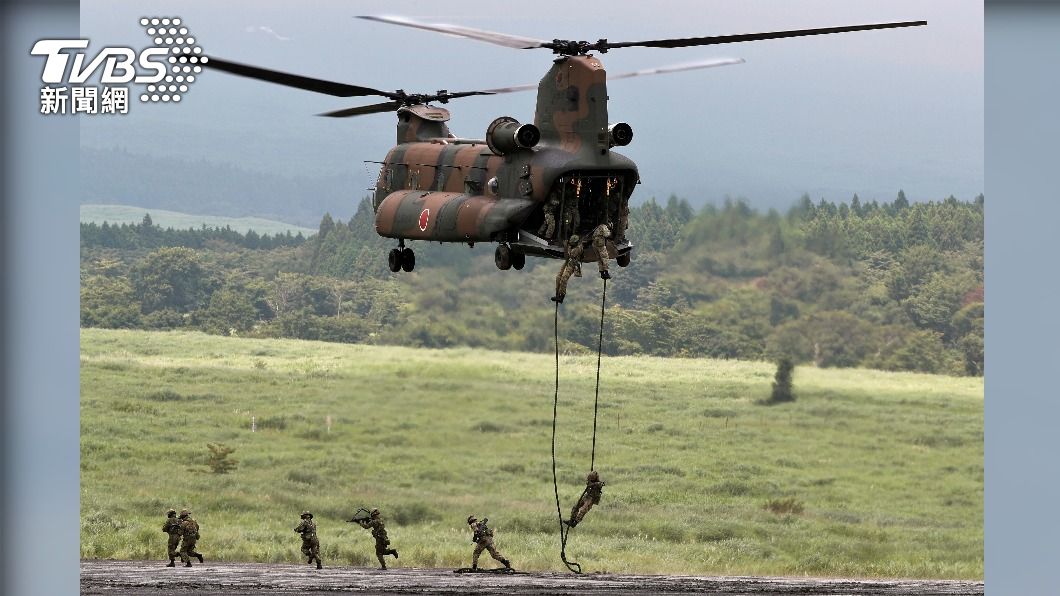 日本陸上自衛隊士兵從CH-47直升機上垂降。（圖／達志影像路透社）