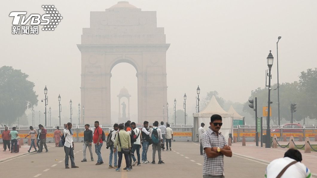 印度新德里再次陷入嚴重空汙，霧霾讓當地空氣品質跌入危險級別。（圖／達志影像美聯社）