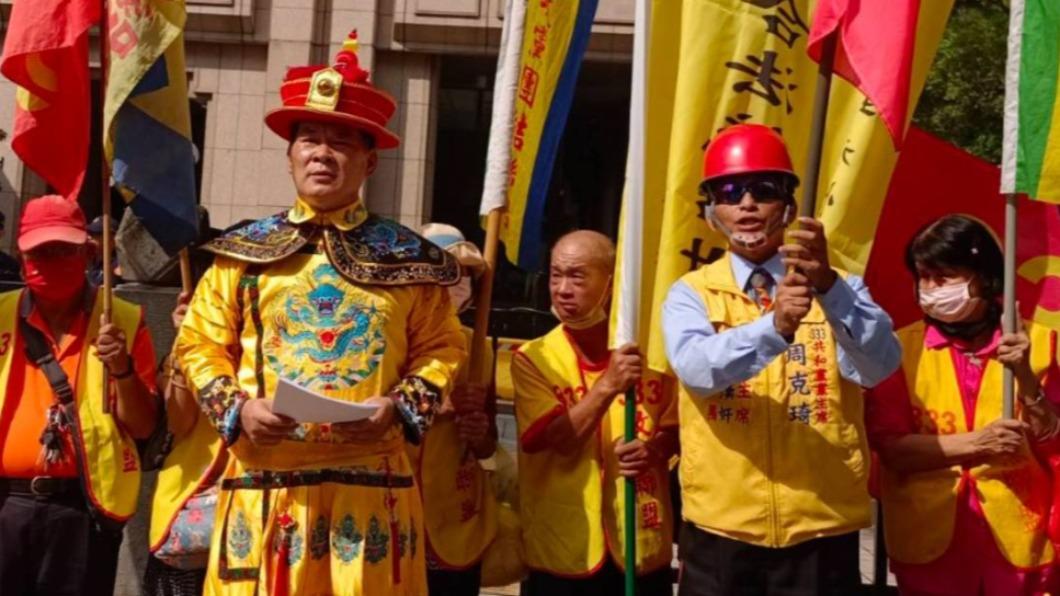 自稱「台灣皇帝」的藍信祺（左）與搭檔副手「共和黨」黨主席周克琦（右）。（圖／翻攝自藍信祺臉書）