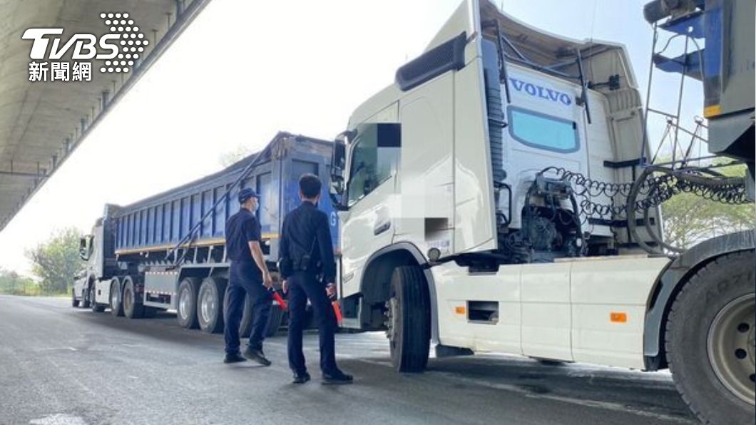台南警攔截7輛嚴重超載的砂石車。（圖／TVBS）