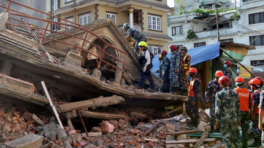尼泊爾昨發生強震，目前仍在全力搶救中。 （圖／翻攝自@Dikshant9293推特）