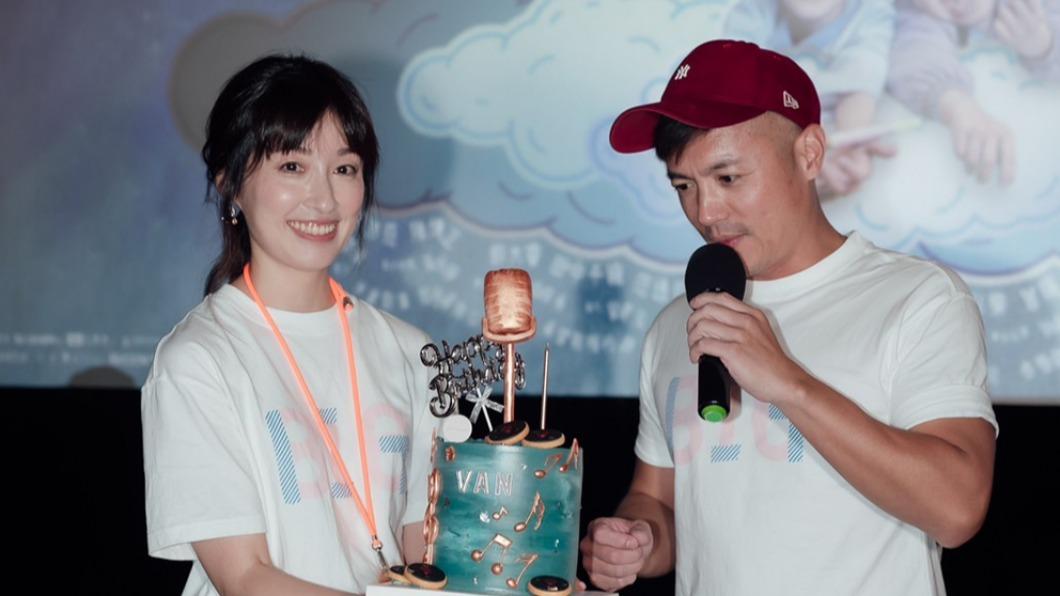 田中千繪（左）特別準備音符、麥克風造型的蛋糕給范逸臣。（圖／天堂鳥娛樂、印庭娛樂提供）