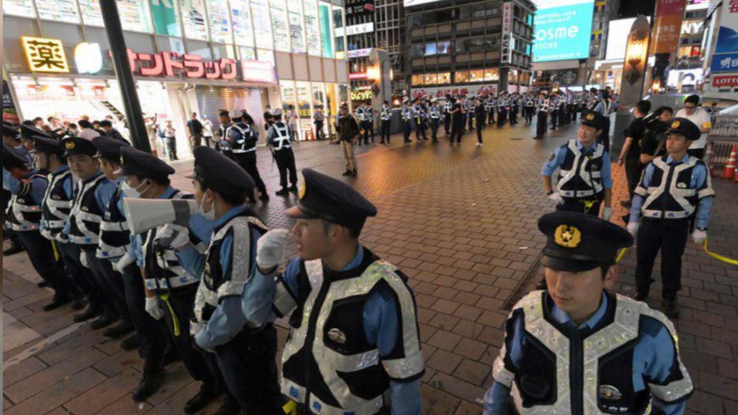 大阪府警周末派出1300名警力前往道頓堀川附近。（圖／翻攝自Ｘ＠giantsoosaka）