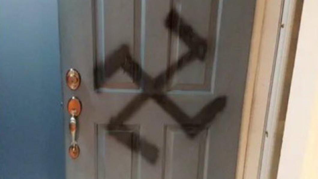 猶太女遇刺後，家門口遭噴納粹符號。（圖／翻攝自Ｘ＠AvivaKlompas）