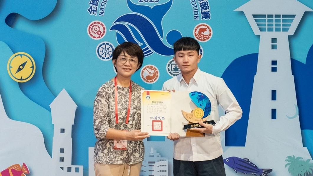 澎湖海事學生陳凱庭獲得輪機職種金手獎第1名。（圖／教育部提供）