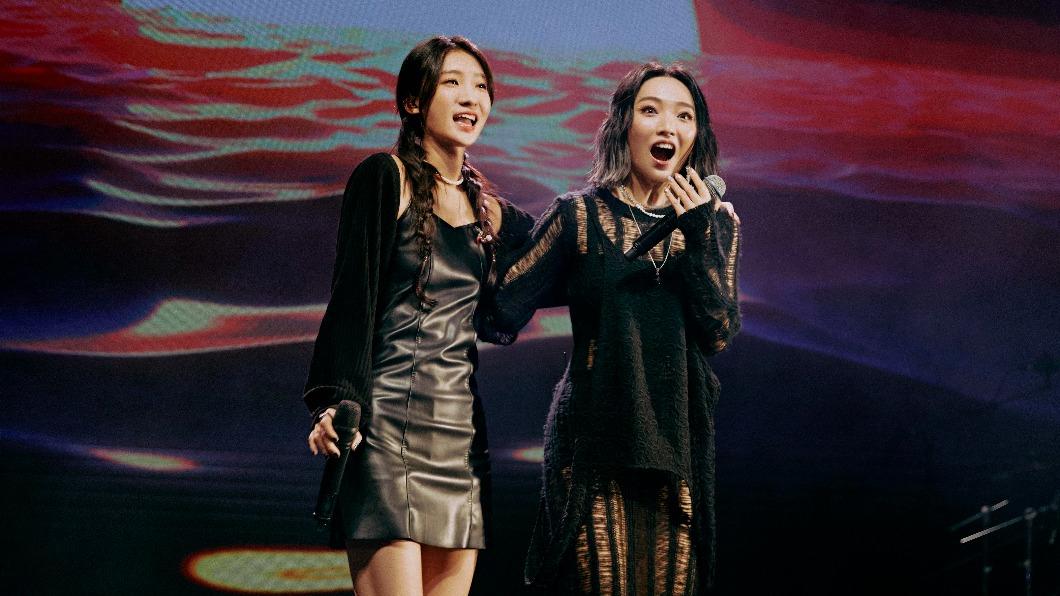 閻奕格（右）昨晚舉辦新歌演唱會，陳華突襲登台，讓她又驚又喜。（圖／華研國際提供）