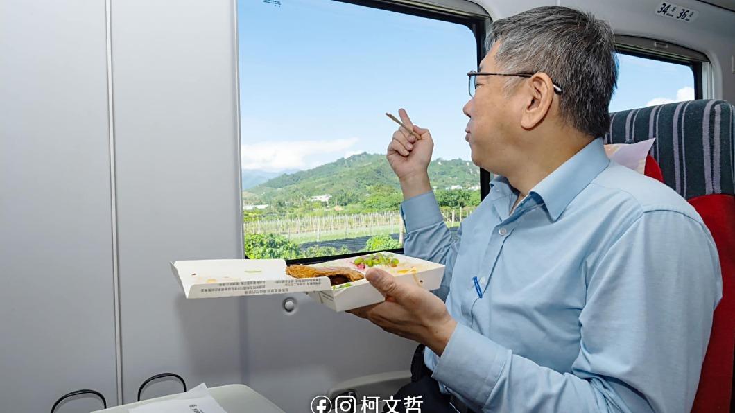 柯文哲在火車上悠閒地吃著便當。（圖／翻攝自柯文哲臉書）