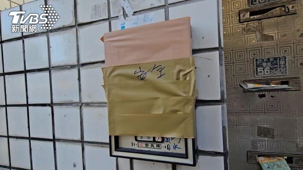 宜蘭一處民宅的門鈴被人貼上膠帶。（圖／TVBS）