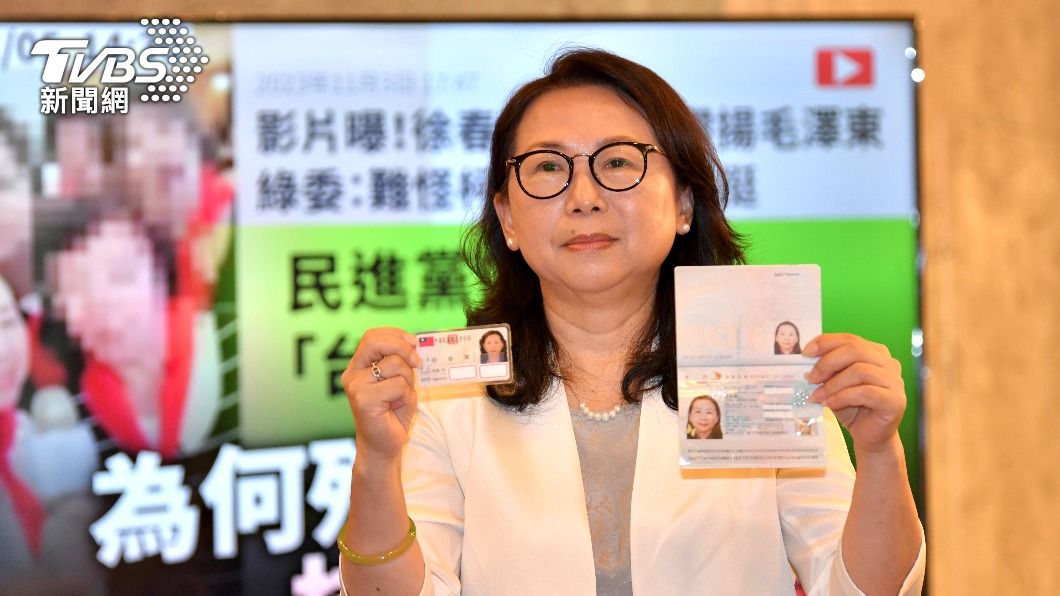 徐春鶯秀出身分證和護照喊話「台灣是我的家」。(圖／胡瑞麒攝)