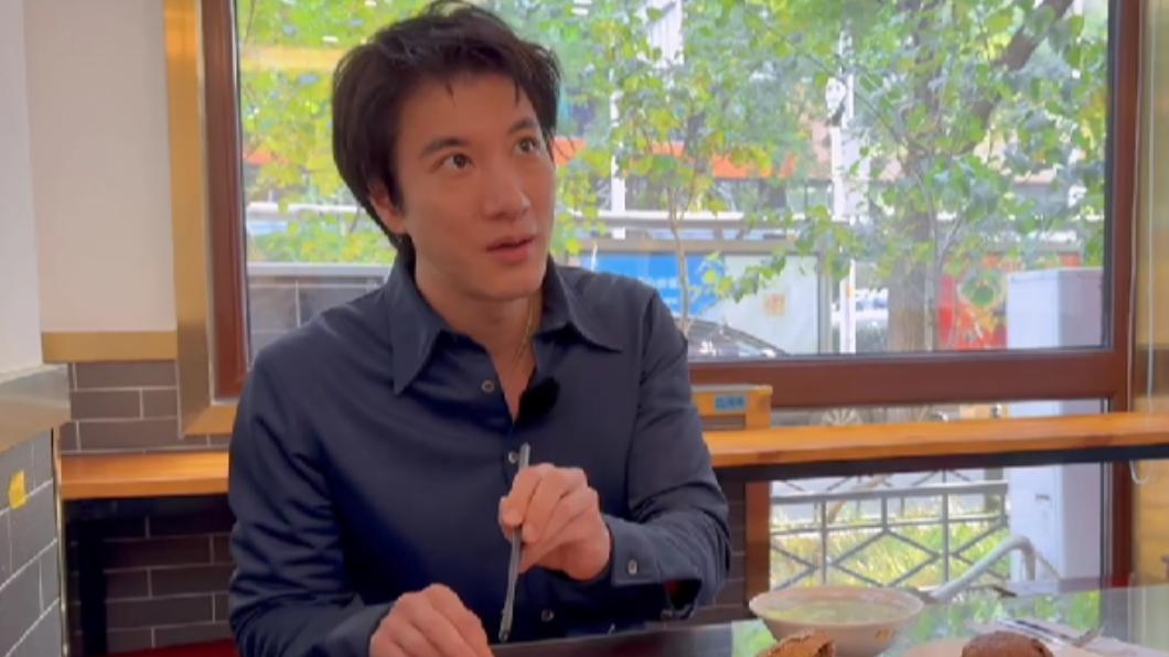 王力宏分享品嘗北京小吃的短影音，卻意外被豆汁嚇了一跳。（圖／翻攝自王力宏微博）