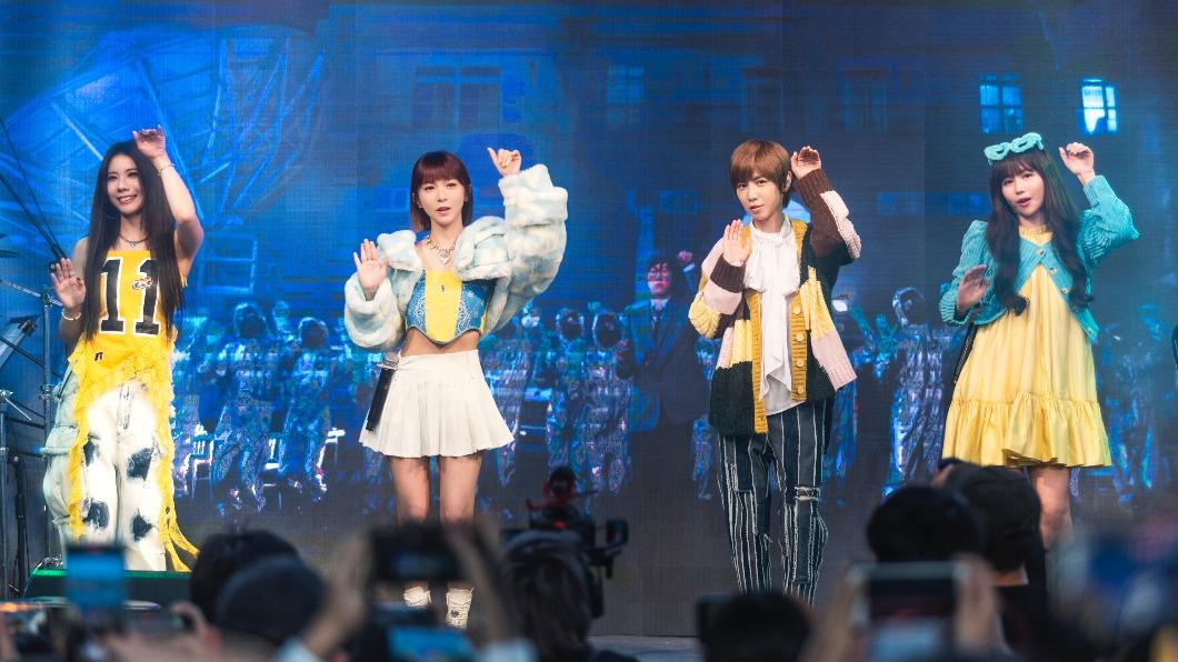 琳誼（右起）、魏嘉瑩、溫妮和小V昨舉辦封街演唱會，帶領歌迷一起跳起怪星手勢舞。（圖／相映音樂提供）