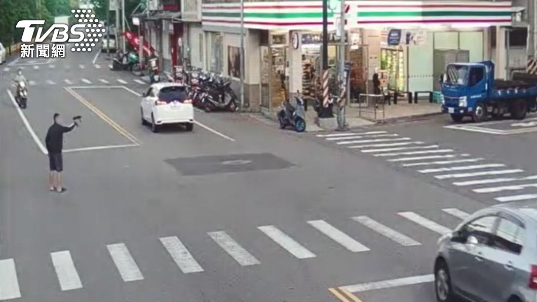 男子站在馬路中央射擊。（圖／TVBS）