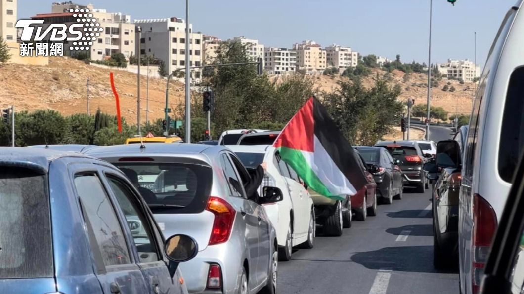 ［2023.10.20] 在約旦首都安曼馬路上都可以看到轎車的乘客把手伸出窗外揮舞著巴勒斯坦國旗。（圖／劉亭廷提供）