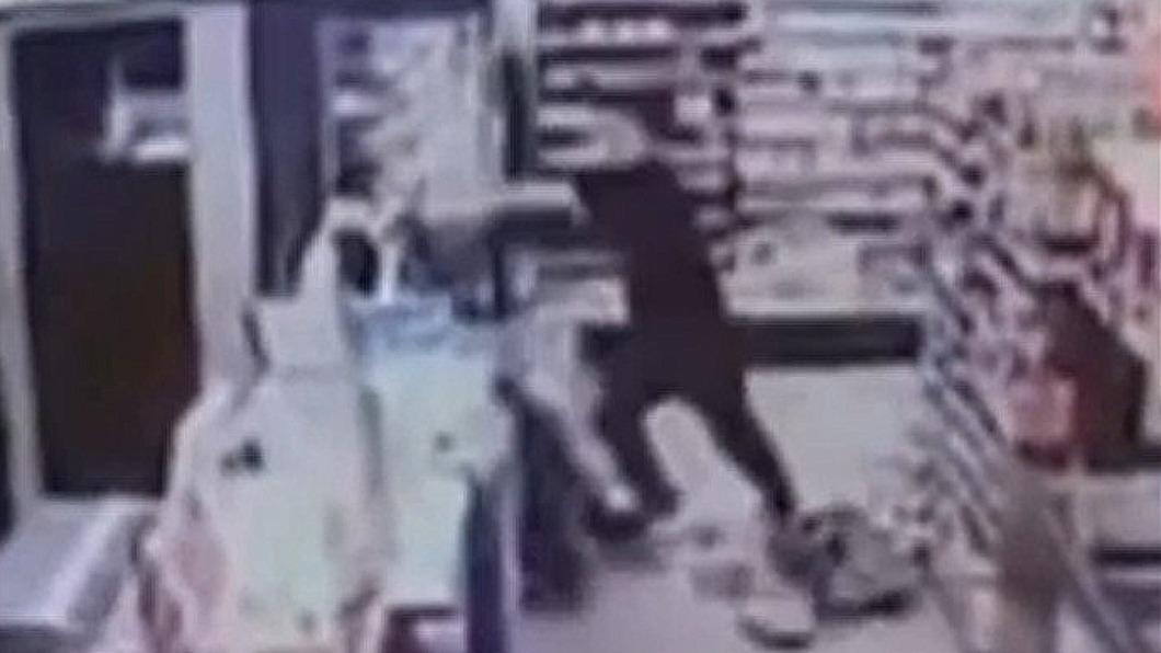 一名男子闖入便利商店，毆打留著短髮的女店員。（圖／翻攝韓聯社YonhapnewsTV）