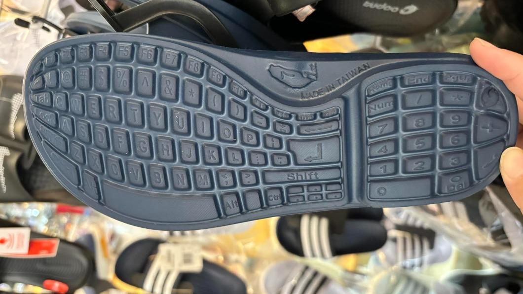 一名網友在賣場看到「鍵盤拖鞋」，意外在網路上掀起熱烈討論。（圖／翻攝自路上觀察學院臉書）