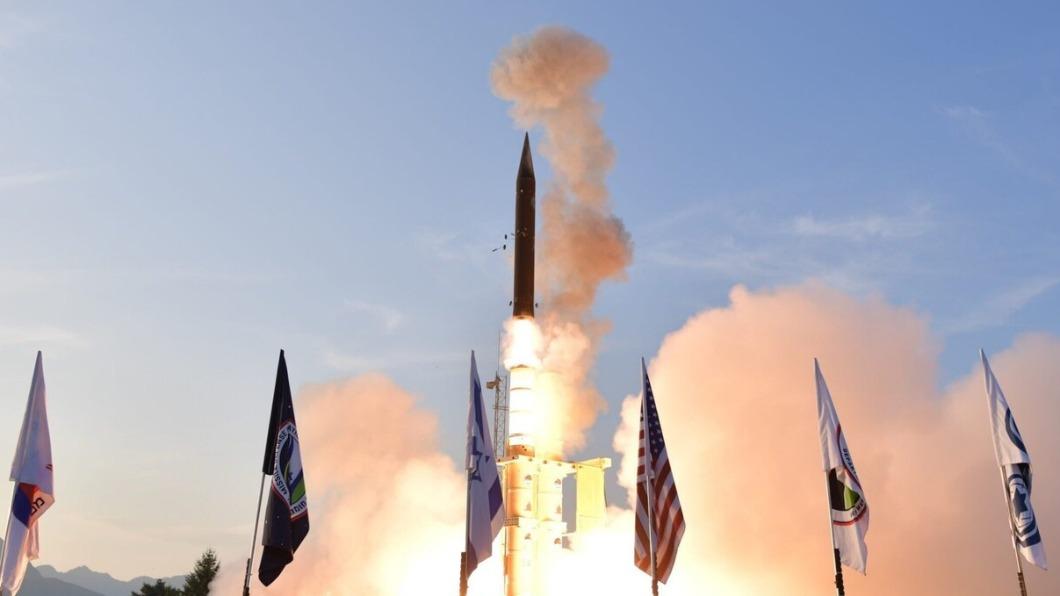 以色列上週使用「飛箭」（Arrow）防空系統在地球大氣層外擊落一枚彈道飛彈。（圖／翻攝自英國「每日電訊報」）
