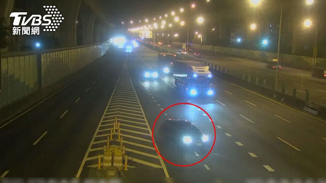 監視器拍下小轎車在國道上倒車。（圖／TVBS）